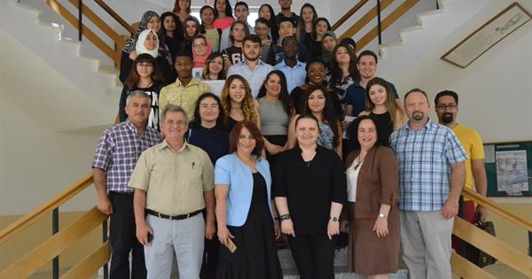 Doğu Akdeniz Üniversitesi, Eğitim Fakültesi Yabancı Diller Eğitimi Bölümü başarılı öğrencilerine sertifikalarını verdi.
